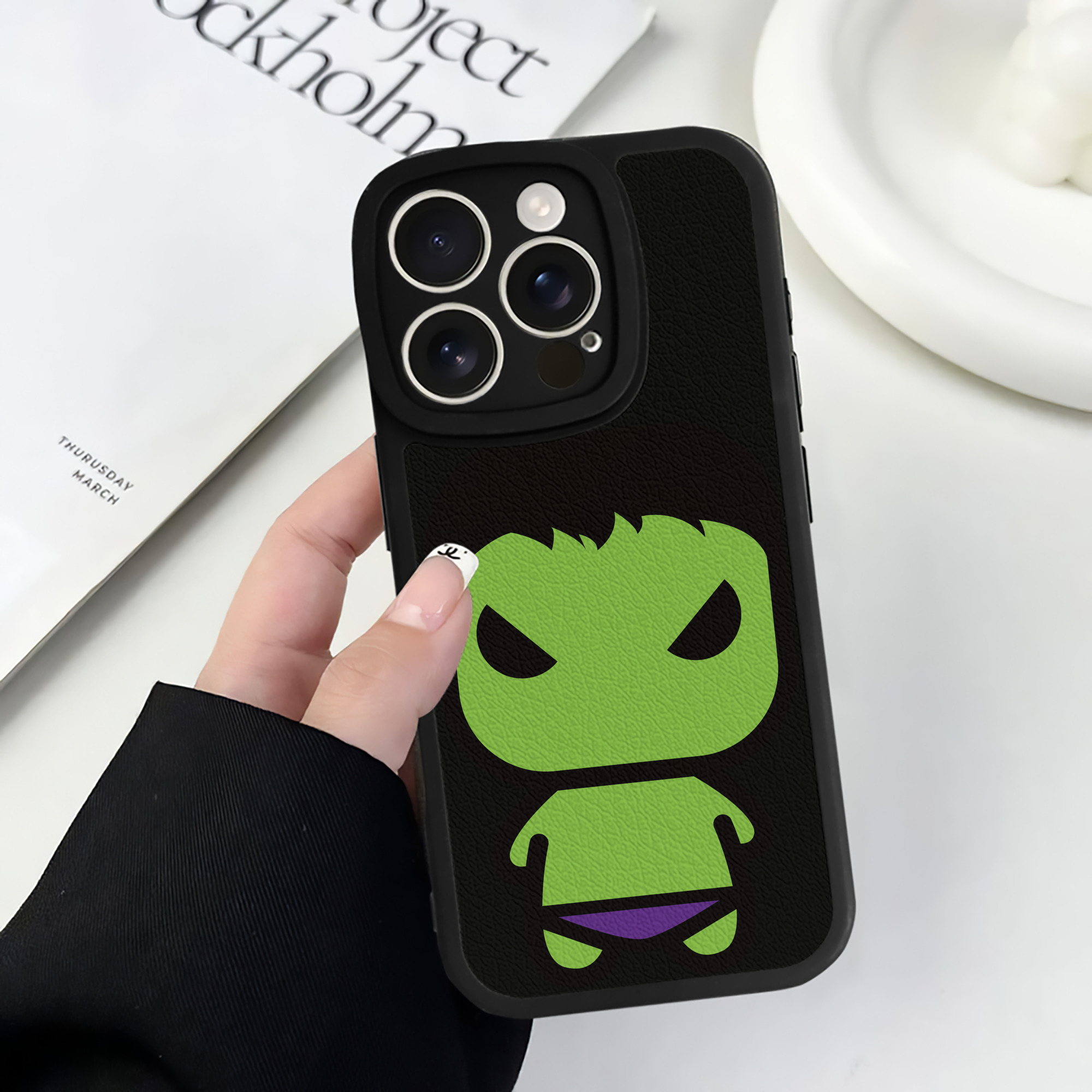 （画像用） アベンジャーズ The Avengers 【iPhone 16シリーズ対応】シリコンスマホケース（レザー調） 材質：シリコン
